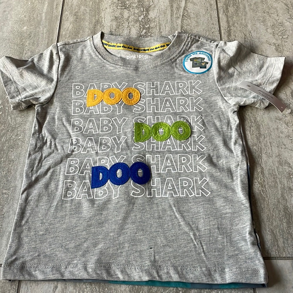 Pinkfong gray short sleeves animal printed Baby shark size 5Tfor boys